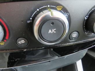 Renault Clio Renault Clio 0.9 TCe 90pk Limited Airco Navigatie  2017 picture 16
