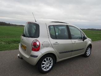 damaged passenger cars Renault Modus 1.6 16v Automaat  91.000km nap 5drs Mpv Airco  [ van opa geweest 2007/3