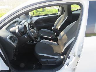 Toyota Aygo 1.0 VVT-I X Play  Airco navigatie achter uit camera 2015 picture 17