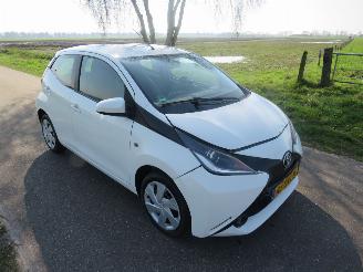 Toyota Aygo 1.0 VVT-I X Play  Airco navigatie achter uit camera 2015 picture 6