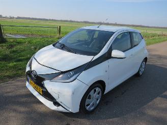 Toyota Aygo 1.0 VVT-I X Play  Airco navigatie achter uit camera 2015 picture 7