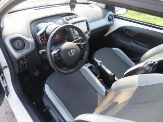 Toyota Aygo 1.0 VVT-I X Play  Airco navigatie achter uit camera 2015 picture 11
