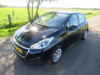 škoda osobní automobily Peugeot 208 1.2 82pk  60.000km nap Pure Tech Action Navigatie Airco 2016  [ nieuwstaat 2016/8