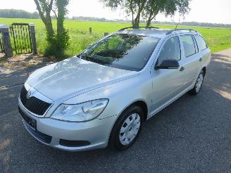 Skoda Octavia 14 TSI 109.000KM Airco 2010 parkeerschade picture 17