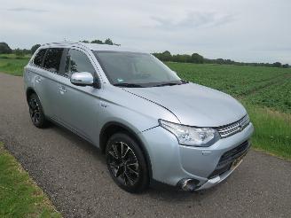 Schadeauto Mitsubishi Outlander 2.0  121PK PHEV 4X4 PLUG IN  HYBRIDE EXECUTIVE X LINE EDITION 2015  CAMERA 2015/10