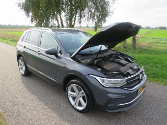Volkswagen Tiguan 2.0 TDi 150pk  Automaat  117.000km Nap Life Business 2021  Topstaat picture 12