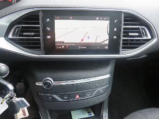 Peugeot 308 1.2 110pk Pure Tech 133.000km nap Camera Navigatie clima  panoramadak  2020 nieuwstaat picture 13