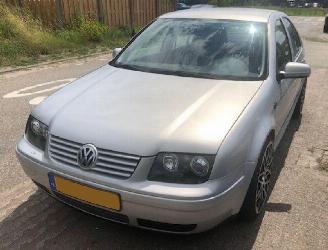 Vaurioauto  passenger cars Volkswagen Bora 1.6 1999/3