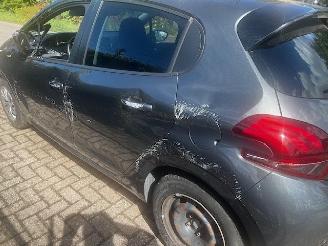 Peugeot 208 1.2 PURE URBAN SOUL picture 3