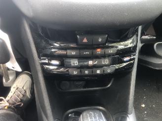 Peugeot 208 208 1.2 VTi Oxygo picture 11