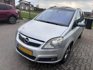 Vaurioauto  passenger cars Opel Zafira 2.2 cosmo 2005/11