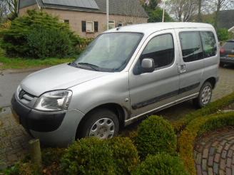 skadebil auto Peugeot Partner 1.6 hdi diesel 5 persoons 2008/4