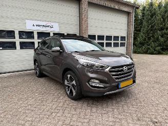 Vaurioauto  passenger cars Hyundai Tucson 1.6 T-GDI Premium 4WD Automaat Pano 2016/9