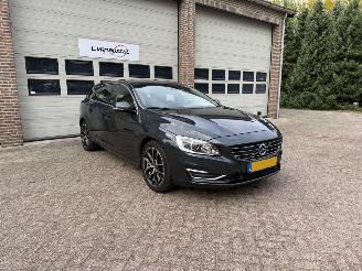 Vaurioauto  passenger cars Volvo V-60 2.4 D6 AWD Plug-In Hybrid Automaat Schuifdak 2014/10