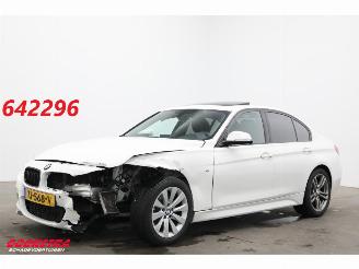 uszkodzony samochody osobowe BMW 3-serie 318i Aut. M-Sport Schuifdak Leder LED Navi SHZ 67.099 km! 2018/8