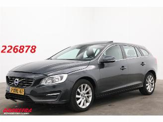 Schadeauto Volvo V-60 1.6 D2 Momentum Schuifdak Navi Clima Cruise PDC AHK 2014/8