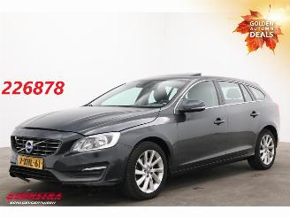 Schadeauto Volvo V-60 1.6 D2 Momentum Schuifdak Navi Clima Cruise PDC AHK 2014/8
