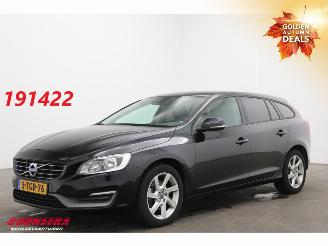 Schadeauto Volvo V-60 2.0 D4 Aut. Kinetic PremiumSound Leder Navi Clima Cruise PDC AHK 2014/2