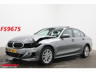Damaged car BMW 3-serie 330e Schuifdak 360° LED Cruise SHZ 4.216 km! 2025/8