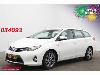 Vaurioauto  passenger cars Toyota Auris Touring Sports 1.8 Hybrid Aspiration Clima Cruise Camera 2013/8