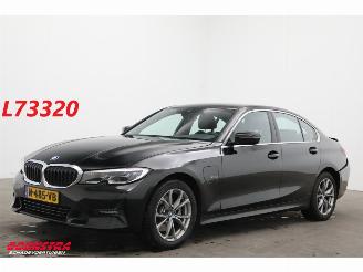 Schadeauto BMW 3-serie 320e Business Edition Plus LED Leder Navi Clima Cruise SHZ PDC 2022/1