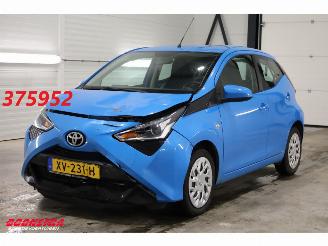 uszkodzony samochody osobowe Toyota Aygo 1.0 VVT-i x-play Bluetooth Airco Cruise Camera 2019/4