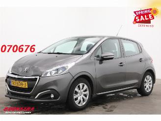 damaged passenger cars Peugeot 208 1.2 PureTech Blue Lion 5-DRS Navi Airco Cruise PDC 41.267 km! 2017/11