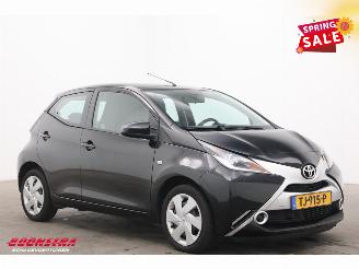 Toyota Aygo 1.0 VVT-i x-play Aut. Airco Camera Bluetooth 98.797 km! picture 2