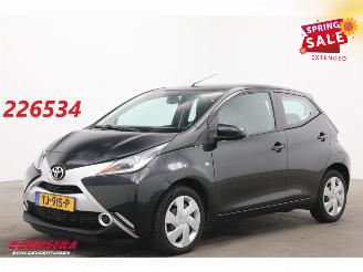 Tweedehands auto Toyota Aygo 1.0 VVT-i x-play Aut. Airco Camera Bluetooth 98.797 km! 2016/12