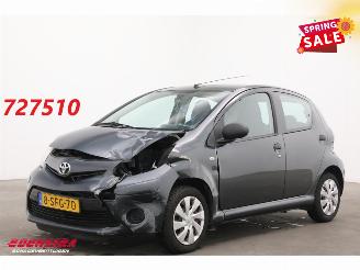 krockskadad bil auto Toyota Aygo 1.0 VVT-i Now 5-DRS Navi Airco 96.456 km! 2013/9