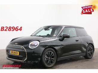 Schadeauto Mini Cooper SE Favoured M 54.2 kWh Pano LED ACC Leder Camera SHZ 2.035 km! 2026/1