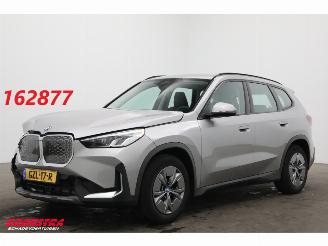 krockskadad bil auto BMW iX1 xDrive30 67 kWh LED ACC Apple/Android Camera SHZ 2025/1