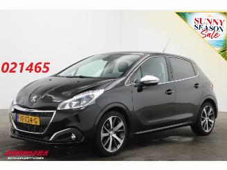 Damaged car Peugeot 208 1.2 PureTech Aut. Première Pano Navi Clima Cruise Camera 29.828 km! 2016/2