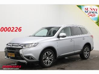 Schadeauto Mitsubishi Outlander 2.0 Executive Edition Navi Clima Cruise Camera PDC AHK 2015/8