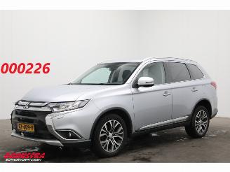 Coche accidentado Mitsubishi Outlander 2.0 Executive Edition Navi Clima Cruise Camera PDC AHK 2015/8