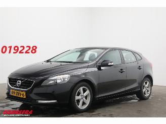 Damaged car Volvo V-40 1.6 T3 Kinetic Pano Leder Navi Clima Cruise Camera PDC 2013/1
