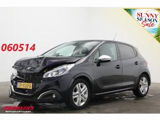 Damaged car Peugeot 208 1.2 PT Signature Navi Airco Cruise PDC 134.559 km! 2019/7