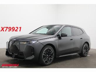 krockskadad bil auto BMW iX xDrive M70 112 kWh HUD Clima Cruise Navi SHZ LrHZ Leder Memory H/K PDC 2026/4