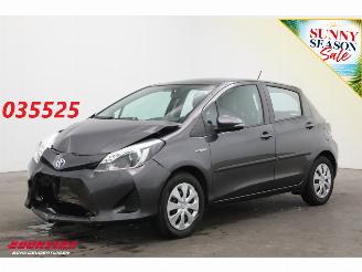 Unfallwagen Toyota Yaris 1.5 Full Hybrid Aspiration 5-drs Cruise Clima Bluetooth Camera 2013/4