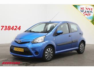 Schadeauto Toyota Aygo 1.0 VVT-i Now 5-drs Airco Navi Bluetooth 92.182 km! 2013/12