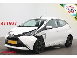 Schadeauto Toyota Aygo 1.0 VVT-i x-play Apple/Android Airco Cruise Camera 2018/1