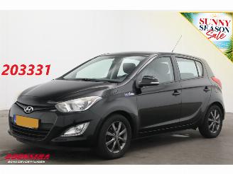 Vaurioauto  passenger cars Hyundai I-20 1.2i i-Deal Airco 128.468 km! 2013/4