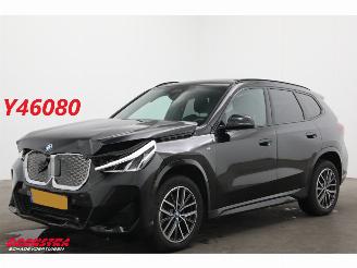 krockskadad bil auto BMW iX1 eDrive20 67 kWh M Sport Pano ACC Navi Clima SHZ Apple/Android Camera PDC AHK 2024/3