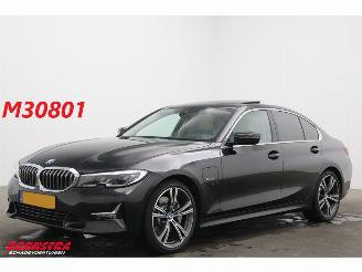 krockskadad bil auto BMW 3-serie 330e High Executive HUD Pano Memory Camera SHZ Leder LED 2022/2