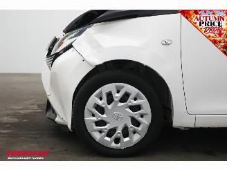Toyota Aygo 1.0 VVT-i x-play Cruise Navi Apple/Android Camera Airco picture 12