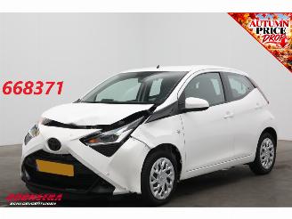 Damaged car Toyota Aygo 1.0 VVT-i x-play Cruise Navi Apple/Android Camera Airco 2021/11