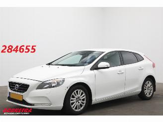 Unfallwagen Volvo V-40 2.0 D2 Kinetic Cruise AHK SHZ Bluetooth 2015/6