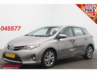 Schadeauto Toyota Auris 1.8 Hybrid Executive Aut. Camera SHZ Clima Cruise Navi LED 2014/2