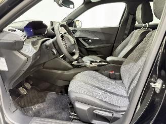 Peugeot 2008 1.2 PureTech 100 Allure picture 8