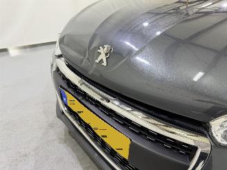 Peugeot 208 HB 1.2 Allure Navi/Clima/Pano picture 9
